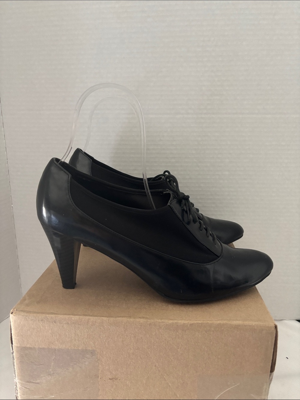 EAST 5th Classic Black Lace-Up Women's Heels
Stretch sides and with patent SZ 9